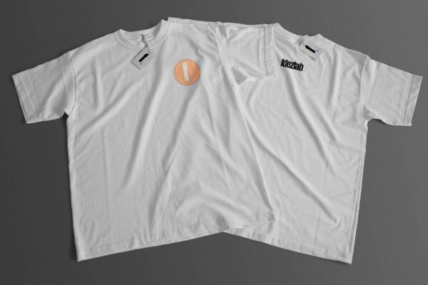 Camiseta blanca con logo fdezLab.